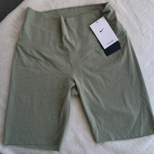 BNWT - Nike biker shorts